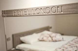 Отель Hotel London Свиленград Двухместный номер с 1 кроватью и балконом (для 2 взрослых и 1 ребенка)-1