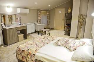 Отель Hotel London Свиленград Номер-студио с кроватью размера "king-size" и диван-кроватью-1